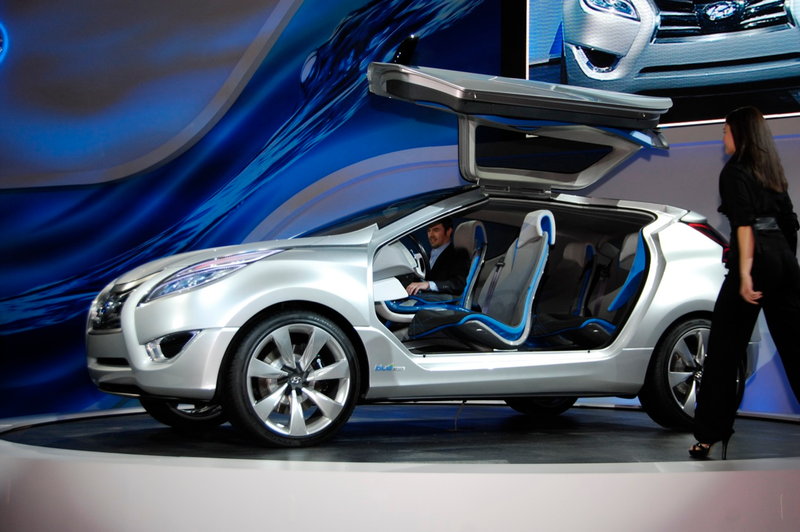 Illustration for article titled Hyundai Nuvis Concept: Hybrid Blue Drive Gives It Wings
